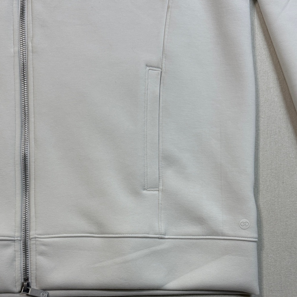 Women's Classic White Zip-Up Vest - Picture 6 of 10